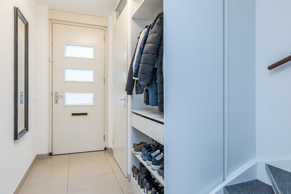 Foto - Te koop: In Landgraaf op een zeer kindvriendelijke locatie bevindt zich deze nette en moderne instapklare energiezuinige tussenwoning uit 2008